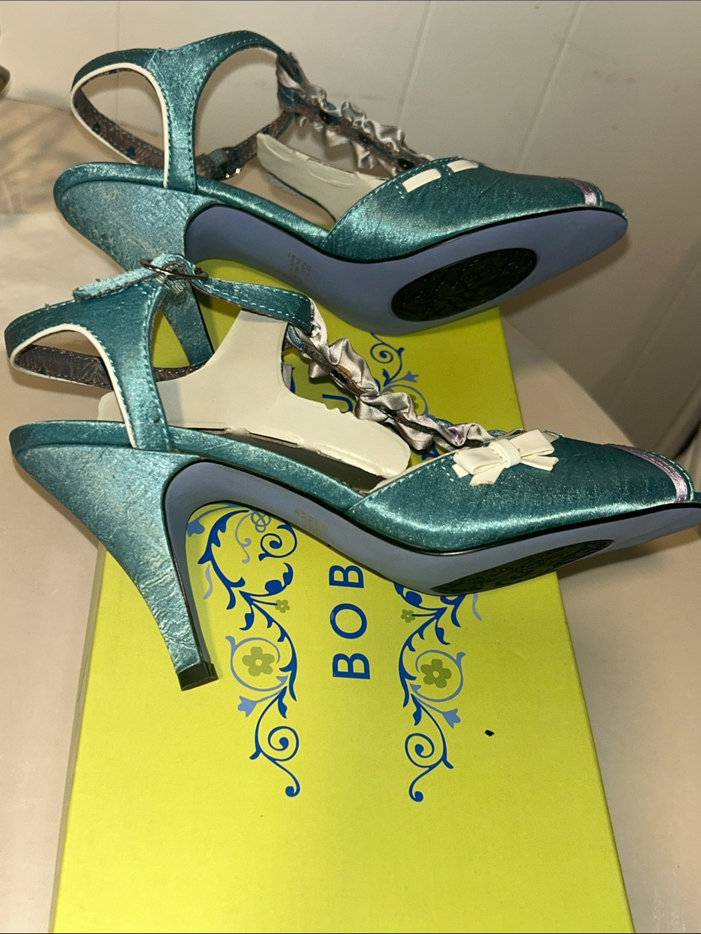 “REASONABLE OFFERS ONLY” Turquoise Satin T-Strap Peep-Toe Sandals Lavender Trim💜 - Picture 2 of 6